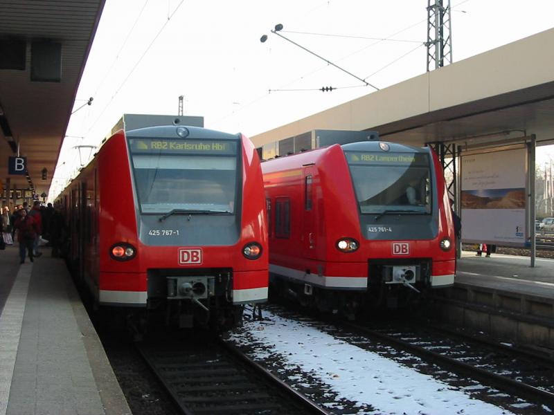 ET 425 Treffen in Mannheim Hbf mit der 425-267 (links) und  der 425-261 (rechts)