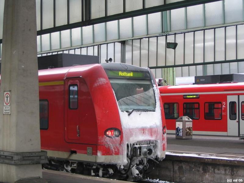 ET 425 im Winderdesign - 

Hauptbahnhof Stuttgart, 17.2.2005 (M)