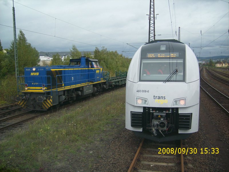 ET 460-008-6 der transregio (ab 14.12.2008 auf der Mittelrheinbahn als RB26 und RB32 ttig) und die MAK V2101 der MWB (Mittelweserbahn) treffen sich im Gterbahnhof Koblenz-Moselweiss zum Stelldichein; 