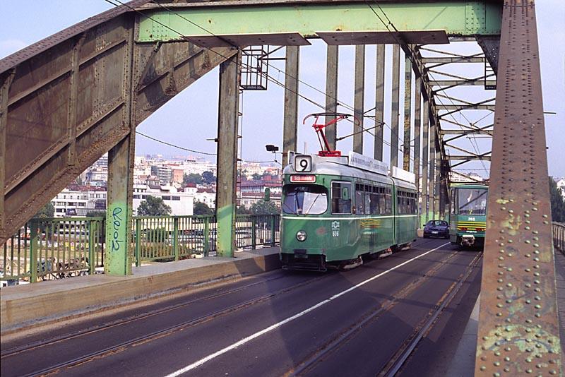 ET 606, Linie 9 auf der alten Savebrcke. Die grne Farbe verrt die Herkunft des Sechsachsers, Basel. Ob die Belgrader viel mit dem Zielschild  Schifflnde  anfangen knnen?