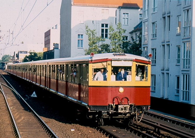 ET 65 der Berliner S-Bahn als Traditionszug zwischen Savignyplatz und Zoologischer Garten auf der Stadtbahn