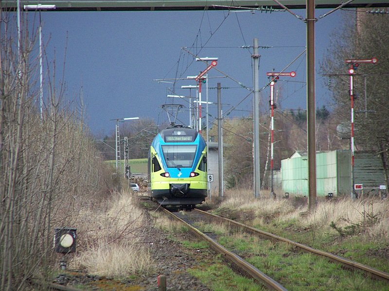 ET008 verlsst Horn Bad-Meinberg Richtung Herford und damit auch in den Regen, denn die Wolken im Hitnergrund sehen alles andere als freundlich aus. 18.03.08