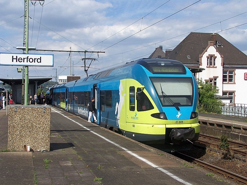 ET009 in Herford. Dieser Zug bernimmt nun die RB72 zurck bis nach Altenbeken wegen Bauarbeiten. Normalerweise wrde die RB72 ja bis nach Paderborn fahren... Diesmal jedoch nicht. Endstation: Altenbeken!
30.06.08