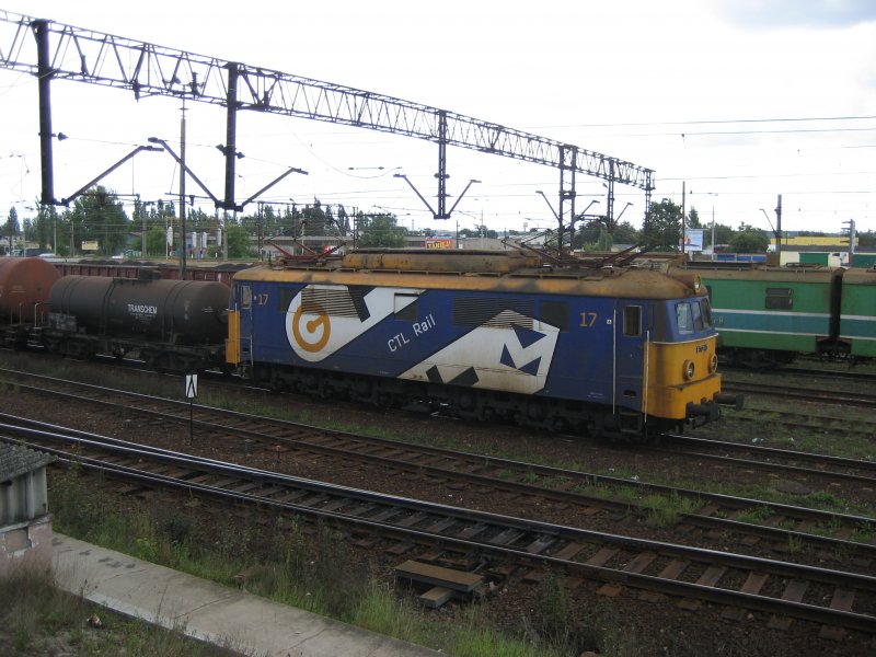 ET21-17 von der CTL Rail fhrt mit einem Kesselzug am 12.09.2007 durch Bydgoszcz in Richtung Gdansk.