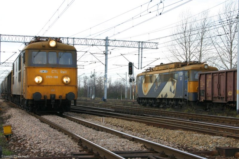 ET21-22 (defekt) und ET21-108 CTL Rail in Chybie am 06.12.2006