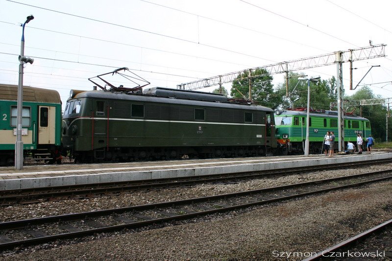 ET21-57 und EP07-456 mit Schnellzug aus Warszawa Wschodnia zu Zakopane in Chabowka, am 29.07.2006
