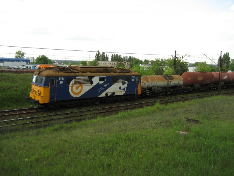 ET21-66 von der CTL Rail fhrt mit einem Kesselzug am 16.05.2007 durch Bydgoszcz in Richtung Inowroclaw.