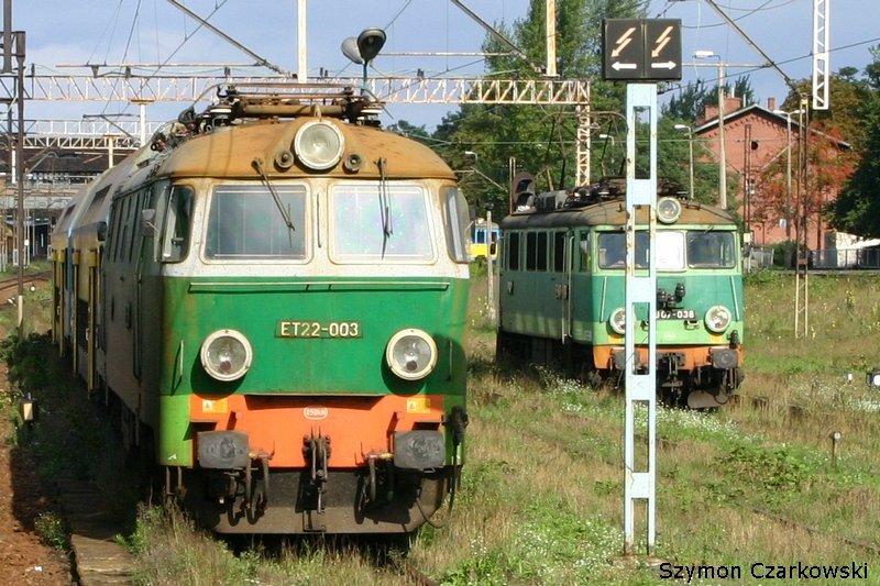 ET22-003 mit Doppelstockwagen un EU07-038 in Kedzierzyn Kozle am 04.09.2006