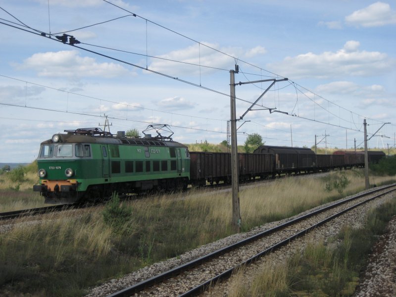 ET22-1079 fhrt mit einem Gterzug am 01.07.2008 in Richtung Zawiercie.