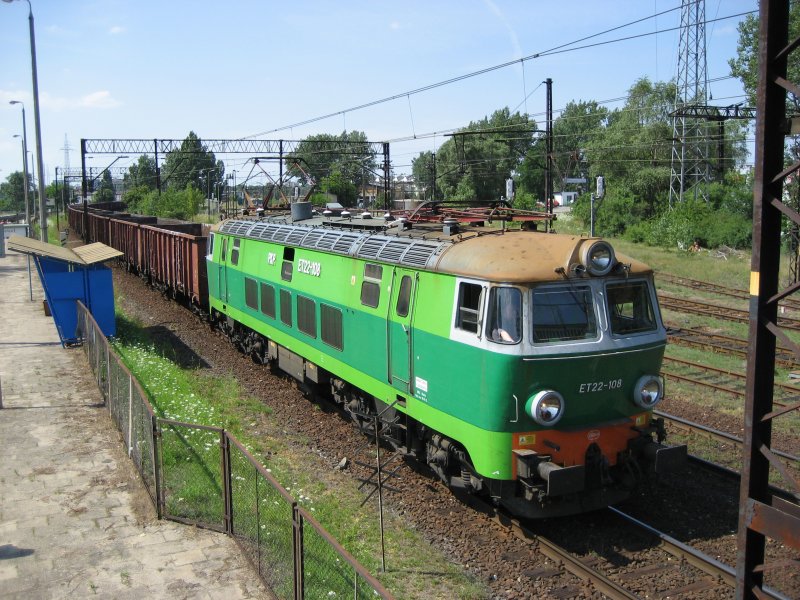 ET22-108 fhrt mit einem Gterzug am 19.07.2007 durch Bydgoszcz.
