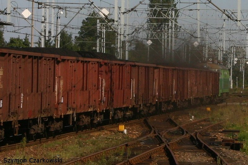 ET22-1118 mit Gterzug in Chybie am 22.09.2006.