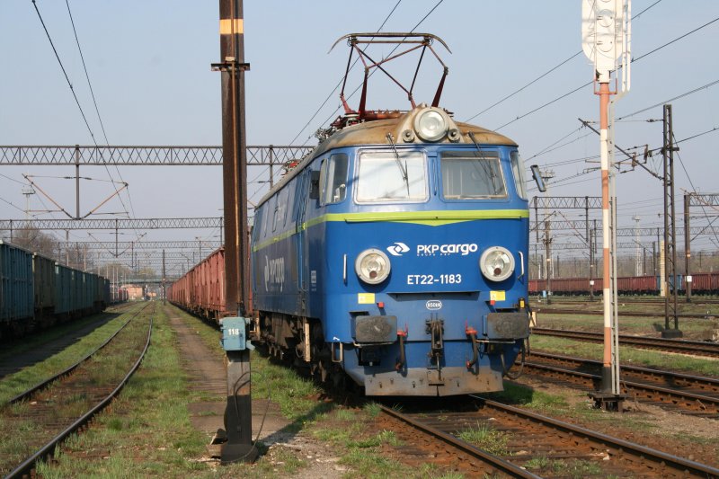 ET22-1183 wartet am 10.04.09 in Wegliniec auf ihre Abfahrt.