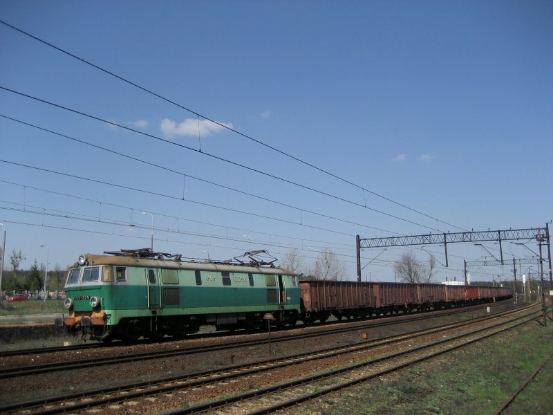 ET22-325 fhrt mit einem Gterzug am 23.04.2008 durch Bydgoszcz.