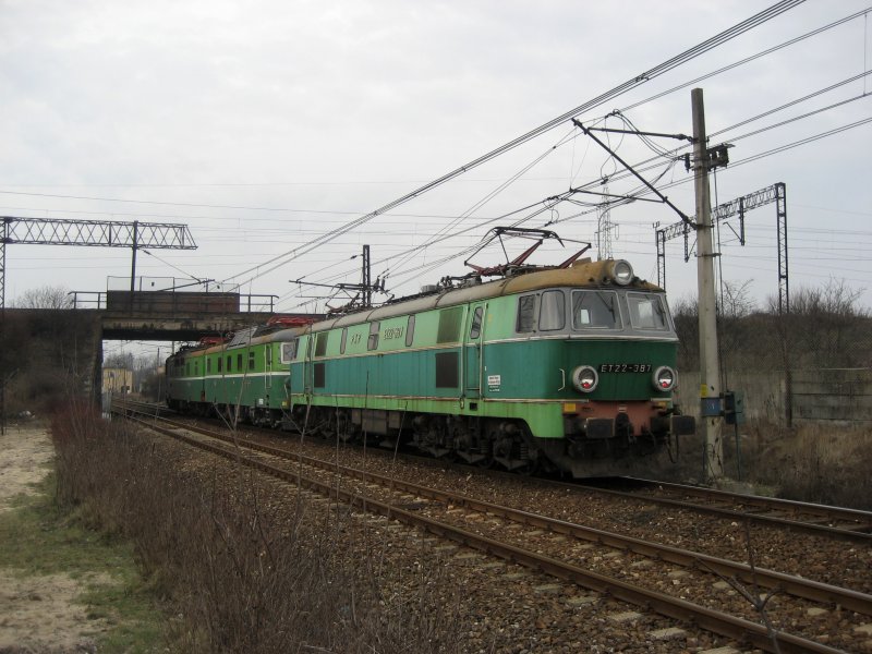 ET22-387 und ET40-51 fahren zusammen nach Westen. 26.02.2008 Bromberg.