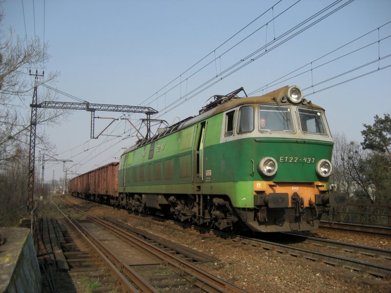 ET22-437 fhrt mit einem Gterzug am 01.04.2008 durch Bydgoszcz (Bromberg).