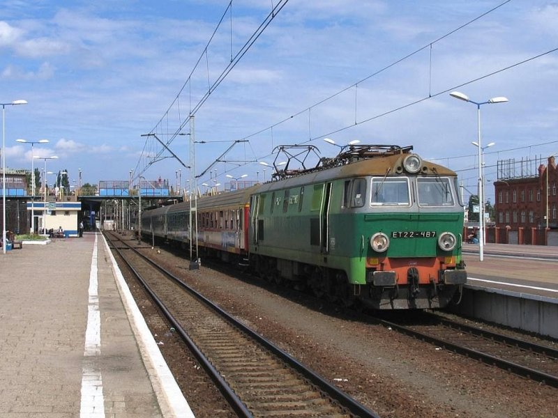 ET22-487 mit D-zug auf Bahnhof Szczecin Głwny am 9-7-2007.