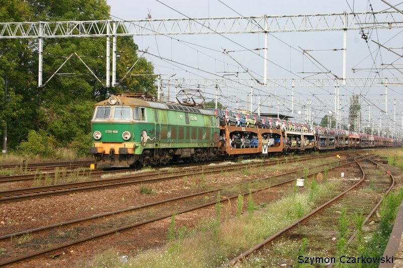 ET22-600 in Chybie am 18.09.2006 (mit viele Fiat Panda und Fiat 600)