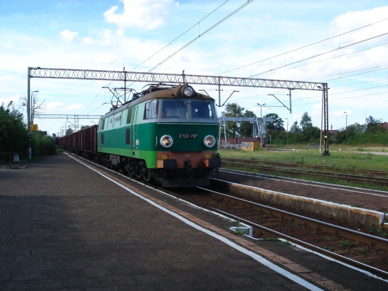 ET22-707 fuhr am 26.08.06 mit einem Gterzug durch Olesno.