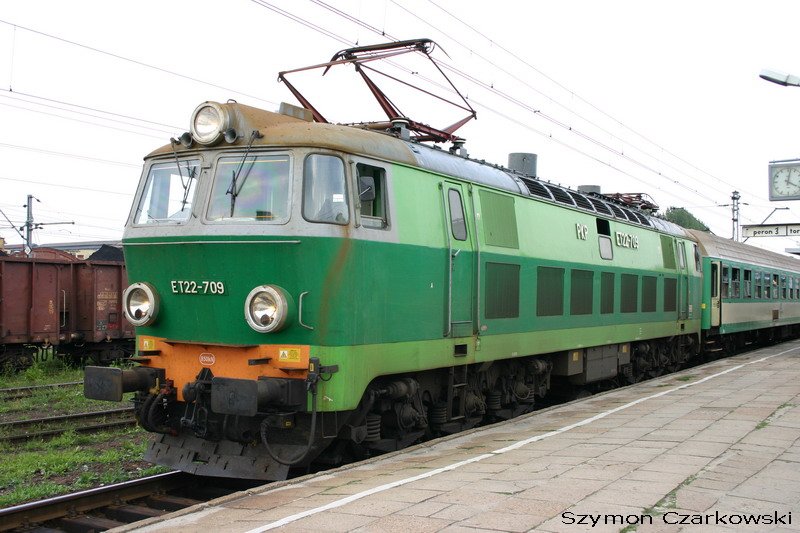 ET22-709 mit Schnellzug aus Bielsko-Biala zu Swinoujscie in Czechowice-Dziedzice am 11.08.2006