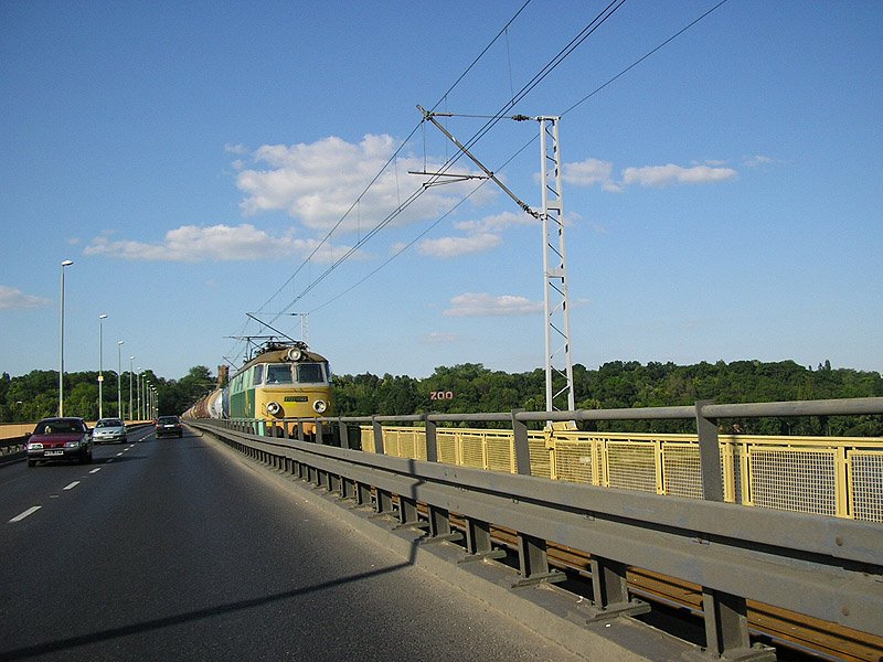 ET22 mit einemm Gterzug auf der Brcke in Płock, 2.07.2006. 
