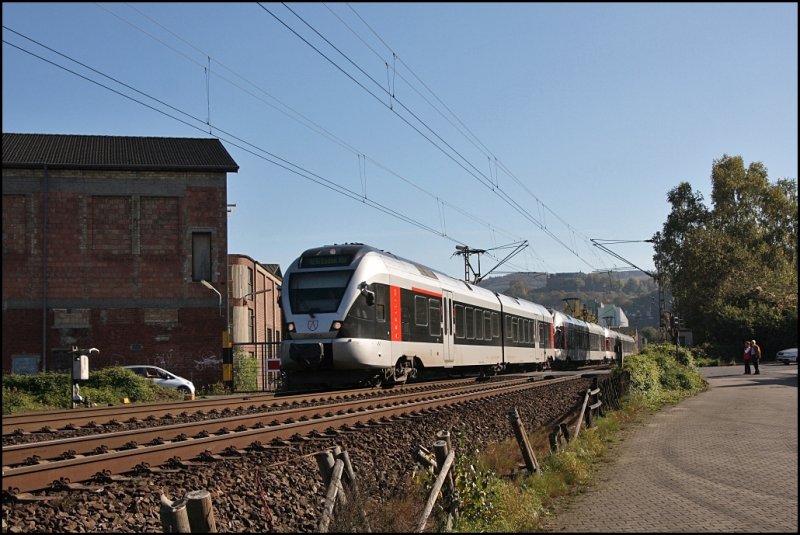 ET22001 ist mit einem weiteren ET22 und ET23 als RE16 (ABR99647) von Siegen/Iserlohn nach Essen unterwegs. Hier aufgenommen bei Hohenlimburg am 12.10.2008.
