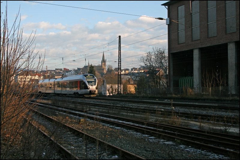 ET22001 rollt als  ABR99731 (RB91  RUHR-SIEG-BAHN ) nach Hagen in Werdohl ein. Vor dem Fahrplanwechsel war die RB91 aus 4 n-Wagen und einer 143 gebildet.