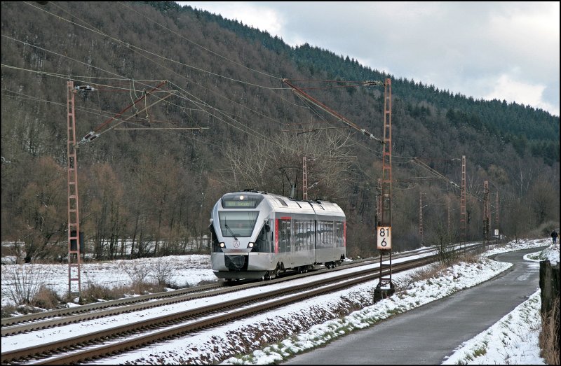ET22002 ist bei Benolpe als ABR99722 (RB91  Ruhr-Sieg-Bahn ) nach Siegen unterwegs. In wenigen Minuten ist Welschen-Ennest erreicht. (22.03.2008)
