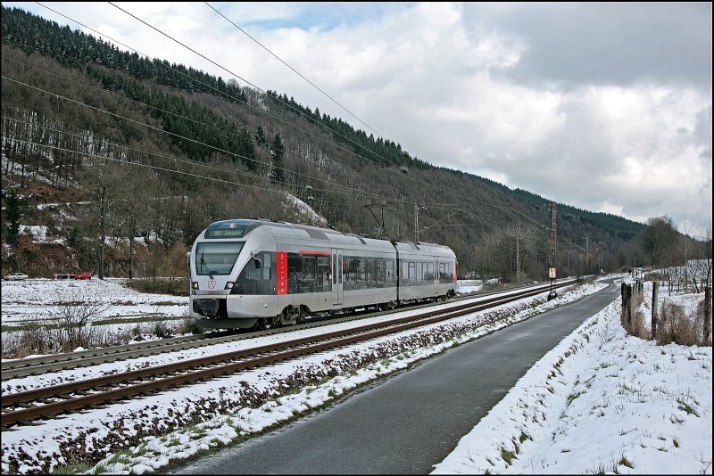 ET22002 fhrt bei Benolpe als ABR99722 (RB91  Ruhr-Sieg-Bahn ) nach Siegen. Nchster Halt ist Welschen-Ennest. (22.03.2008)