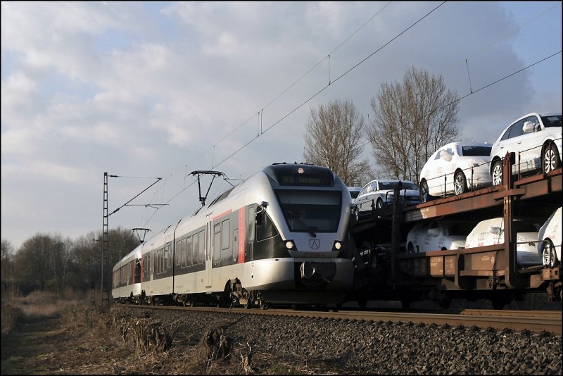 ET22004 und ein ET23 sind bei Hohenlimburg als ABR99624 (RE16  Ruhr-Sieg-Express ) nach Siegen unterwges und treffen den  AUDI-Zug  zwischen Hagen-Kabel und Hohenlimburg. (19.03.2009)