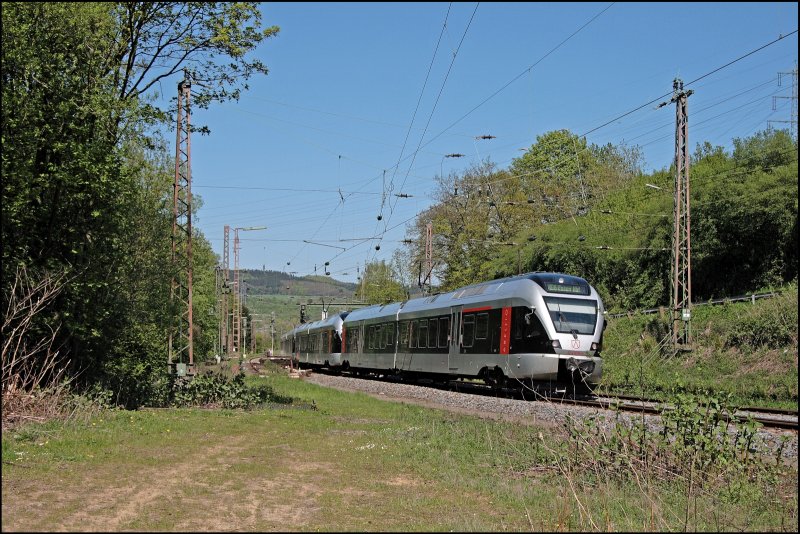 ET22005 fhrt mit zwei Schwestertriebzgen als ABR99647, (RE16  Ruhr-Sieg-Express ), von Siegen nach Essen Hbf und legt sich bei Letmathe in die Kurve. (04.05.2008)
