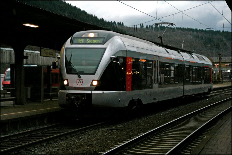 ET22005 ist in Finnentrop als ABR99732 (RB91), von Hagen Hauptbahnhof nach Siegen, eingetroffen. (17.01.2008)