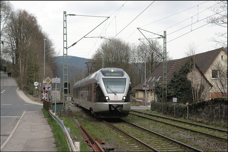 ET22006 rollt bei Altena(Westf) als ABR99732 (RB91  Ruhr-Sieg-Bahn ) von Hagen Hbf nach Siegen. Nchster Halt wird Altena(Westf) sein. (09.04.2008)
