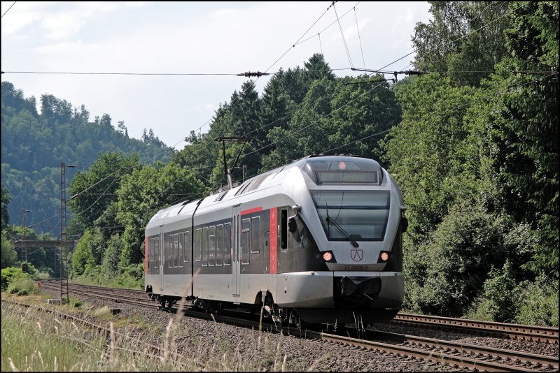 ET22006 wird in wenigen Augenblicken als ABR99732, (RB91  Ruhr-Sieg-Bahn  nach Siegen, den Bahnhof Plettenberg erreichen. (05.06.2008)
