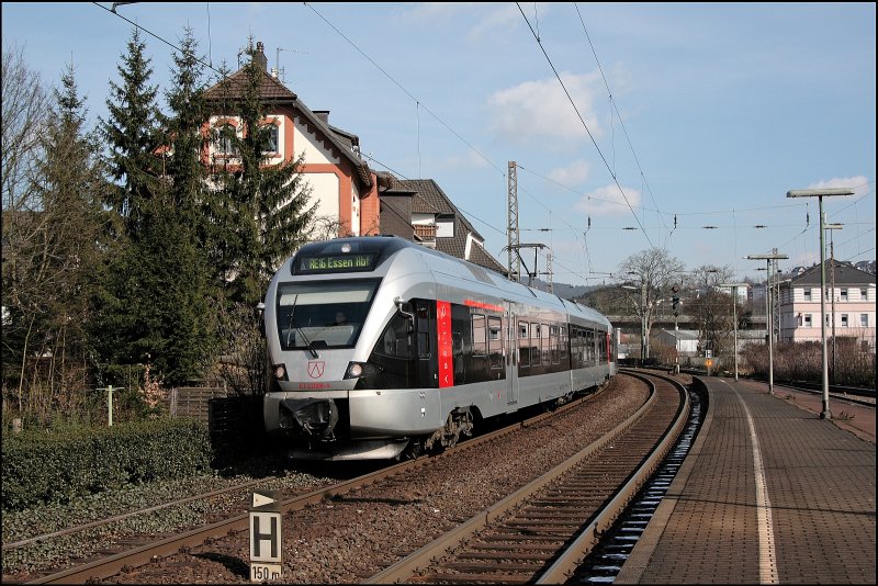 ET22008 und ET23001 fahren als ABR99649, (RE16  Ruhr-Sieg-Express ) nach Essen Hbf, in Plettenberg ein.