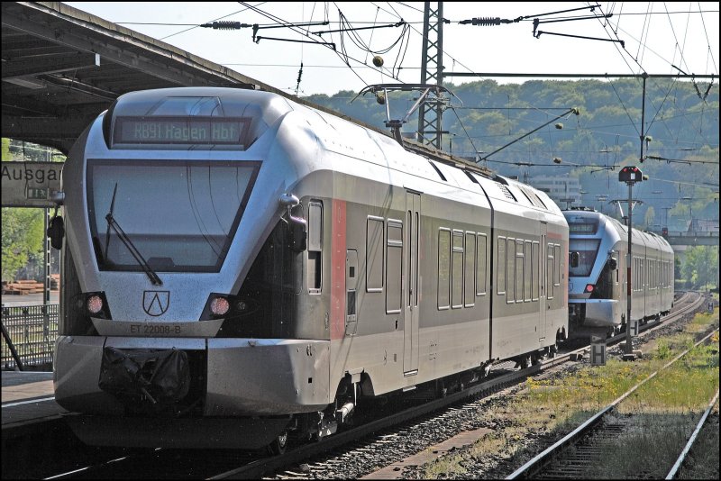 ET22008 flgelt mit dem ET23004 aus Iserlohn, im Bahnhof Letmathe. Obwohl die Strecke nach Siegen strker frequentiert wird, wird dennoch ein ET22er eingesetzt whrend auf der Strecke nach Iserlohn der  groe  ET23xxx zum Einsatz kommt. (08.05.2008) 
