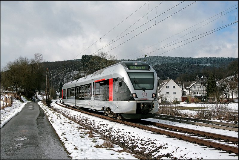 ET22008 rollt bei Benolpe als ABR99725, (RB91  Ruhr-Sieg-Bahn ) nach Hagen Hbf, die Steigung abwhrts Richtung Altenhundem. (22.03.2008)
