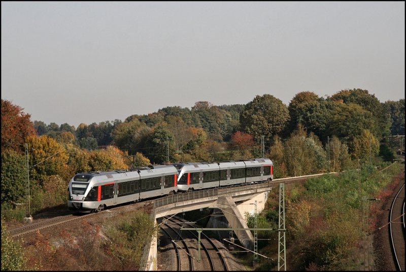 ET22xxx und ET23xxx sind als ABR99616 (RE16  Ruhr-Sieg-Express ), Essen Hbf - Siegen, bei Bochum-Langendreer unterwegs. (13.10.2008)
