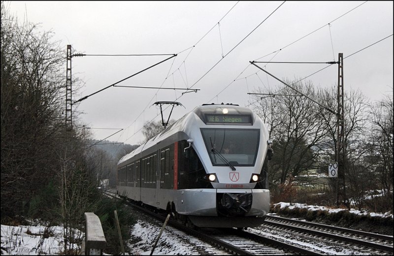 ET23001 ist zwischen Littfeld und Eichen(Kr.Siegen) als RE16  Ruhr-Sieg-Express  nach Siegen unterwegs. (07.12.2008)
