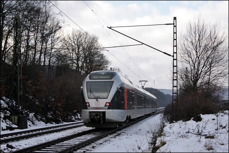ET23001 ist zwischen Littfeld und Eichen(Kr.Siegen) als RE16  Ruhr-Sieg-Express  nach Siegen unterwegs. (07.12.2008)
