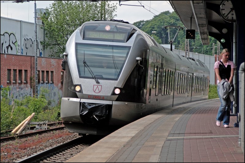 ET23002 erreicht als ABR33821 (RB40  Ruhr-Lenne-Bahn ) den Bahnhof Wetter(Ruhr) am 22.05.2008.
