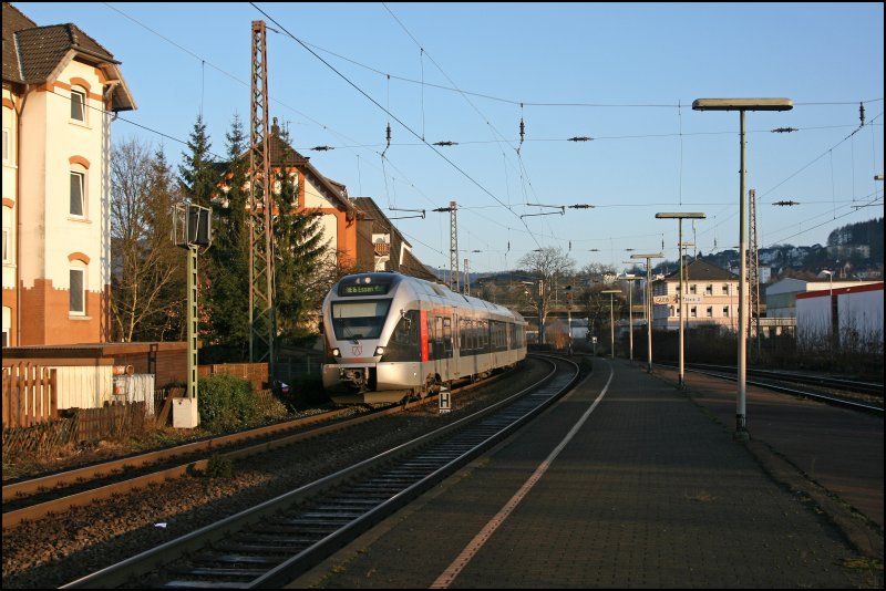 ET23002 fhrt als ABR99619, (RE16  RUHR-SIEG-EXPRESS ) von Siegen nach Essen Hbf, in Plettenberg ein. (17.12.07)