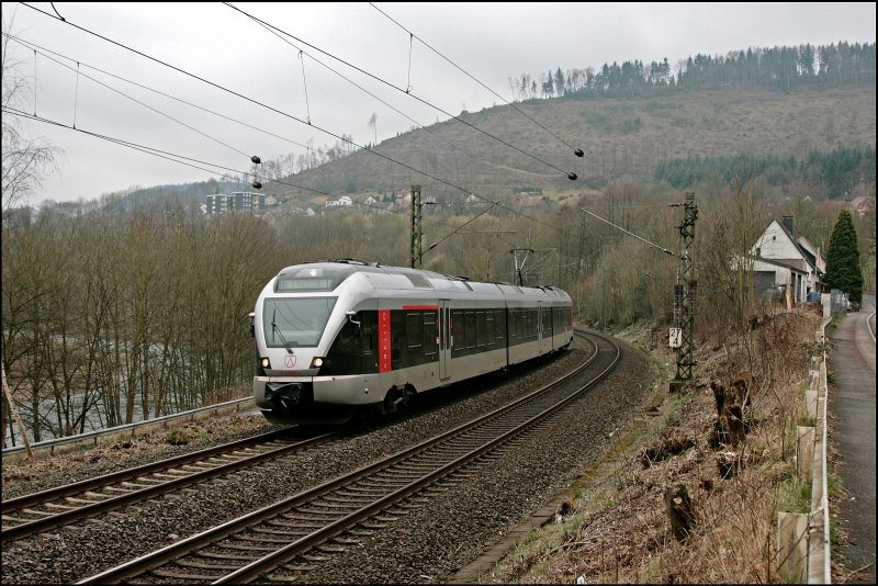 ET23002 fhrt am 07.03.2008 als ABR99611 (RE16  Ruhr-Sieg-Express  von Siegen nach Essen Hbf und wird bei Nachrodt-Wiblingwerde das Sauerland bald verlassen. Im Hintergrund erkennt man die Spuren von Kyrill....
