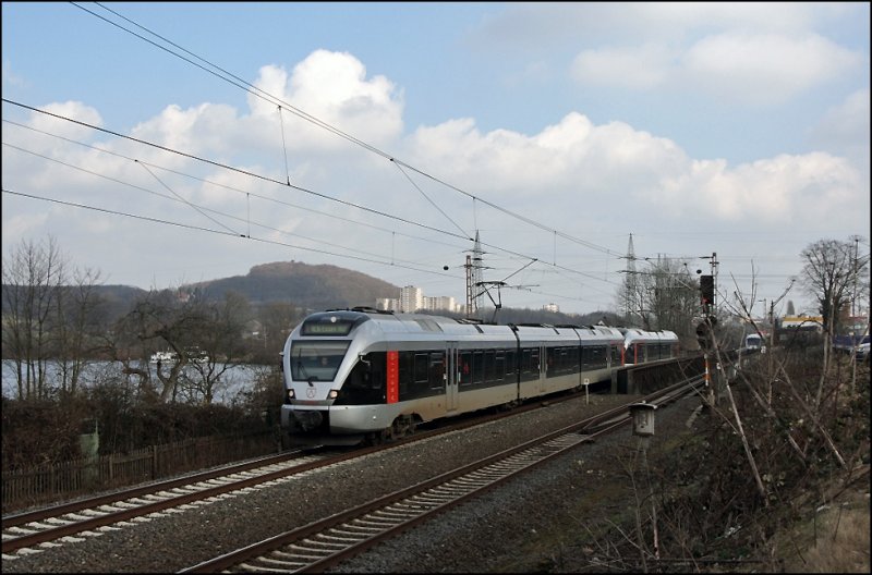 ET23003 und ein ET22 sind als ABR99675 (RE16  Ruhr-Sieg-Express ), Siegen/Iserlohn - Essen Hbf, beim Harkortsee unterwegs. (07.03.2009)
