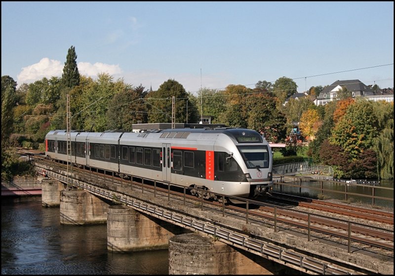 ET23003 berquert als ABR33813 (RB40  Ruhr-Lenne-Bahn ) den Harkortsee. (03.10.2008)