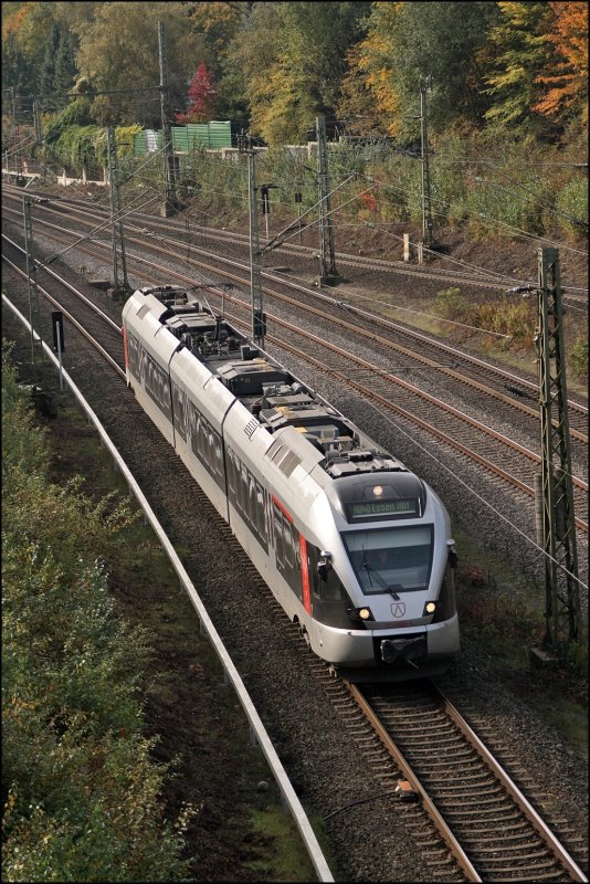 ET23004 ist als ABR33814 (RB40  Ruhr-Lenne-Bahn ), Hagen Hbf - Essen Hbf, bei Bochum unterwegs. (13.10.2008)
