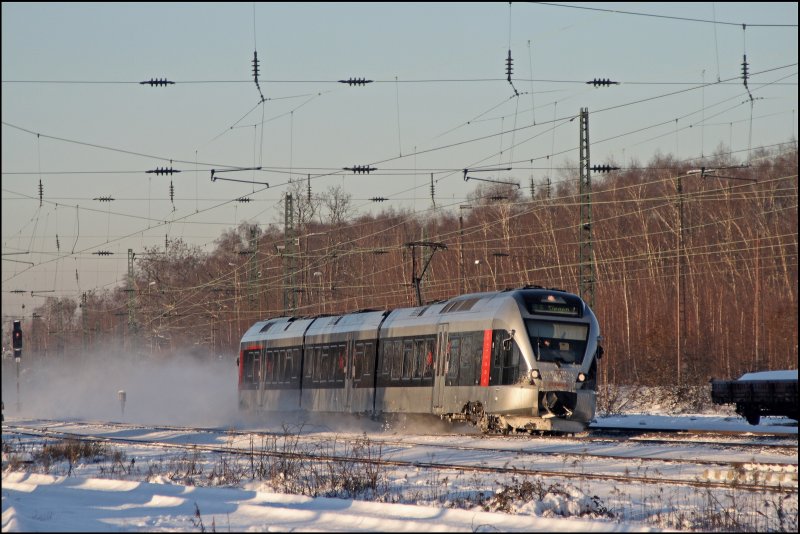 ET23004 eilt bei Ehrenfeld als ABR99610 (RE16  Ruhr-Sieg-Express ) nach Siegen. (06.01.2009)
