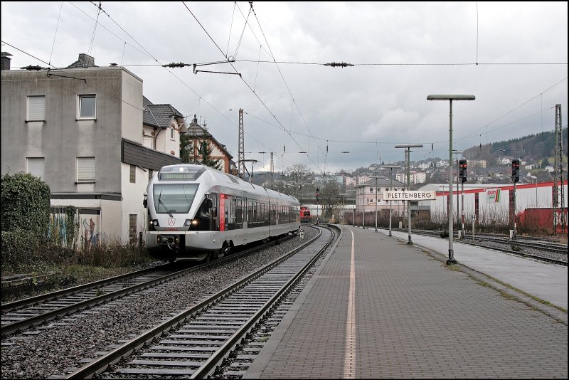 ET23004 f�hrt bei Sauerl�nderwetter als 99733, (RB91  Ruhr-Sieg-Bahn ) nach Hagen Hbf, in Plettenberg ein. (03.04.2008)