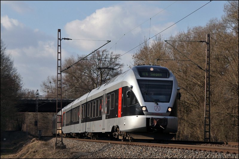 ET23004  HAGEN  und ein ET22 sind bei Hohenlimburg als ABR99622 (RE16  Ruhr-Sieg-Express ) nach Siegen unterwegs. (19.03.2009)
