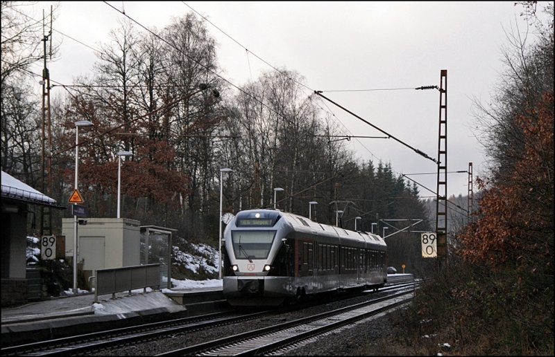 ET23004  HAGEN (?) erreicht als RE16  Ruhr-Sieg-Express  den Haltepunkt Littfeld. Der Haltepunkt wurde im Jahr 2008 modernisiert und gleichzeitig wurden die Bahnsteige verkrtzt. (06.12.2008)