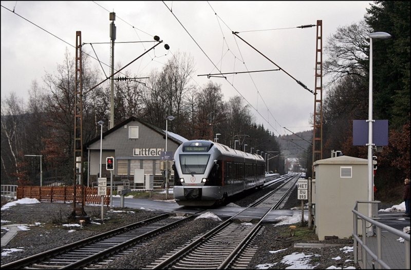 ET23004  HAGEN (?) verlsst als RE16  Ruhr-Sieg-Express  den Haltepunkt Littfeld nach Siegen. (06.12.2008)